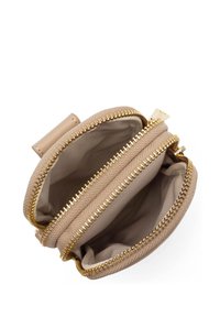 Portafoglio beige con cerniera e hardware dorato, due scomparti foderati in morbido tessuto e un esterno texturizzato. Le cerniere sono fluide e funzionanti.