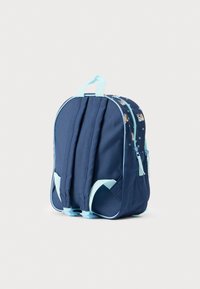 Μπλε υφασμάτινο σακίδιο με ανοιχτό μπλε ιμάντες και λεπτομέρειες. Διαθέτει πλαϊνή τσέπη με φερμουάρ και σχέδιο κινούμενου χαρακτήρα. Στρογγυλεμένο σχήμα με επενδυμένη πλάτη.