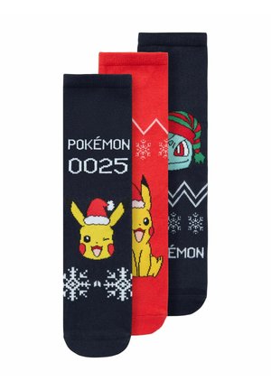 Trois paires de chaussettes : noires avec Pikachu et des flocons de neige, rouges avec des motifs en zigzag, et bleu foncé avec Bulbizarre portant un chapeau de Noël.