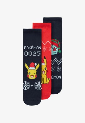 Drie paren sokken: zwart met Pikachu en sneeuwvlokken, rood met zigzagpatronen, en donkerblauw met Bulbasaur in een kersthoed.