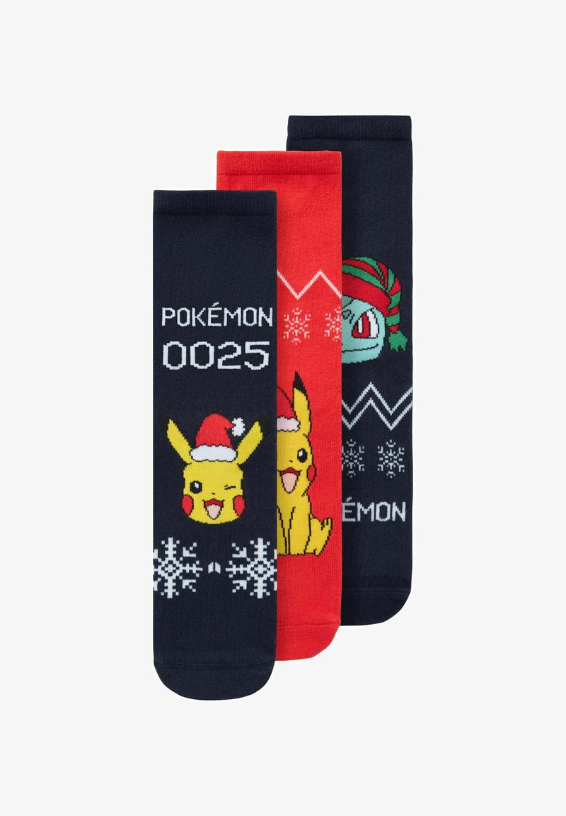Trois paires de chaussettes : noires avec Pikachu et des flocons de neige, rouges avec des motifs en zigzag, et bleu foncé avec Bulbizarre portant un chapeau de Noël.