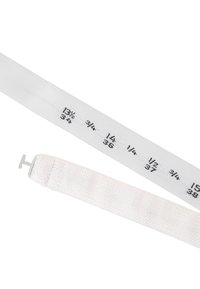Weißes Maßband mit gedruckten schwarzen Messungen in Bruchteilen von Zoll. Verfügt über ein starres Ende zum Verankern und einen strukturierten Stoffbereich.