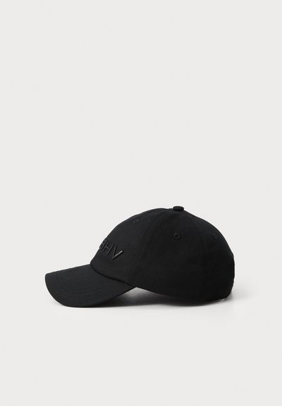 Boné de beisebol de algodão preto com um logótipo bordado na frente, aba curva, seis ilhós de ventilação e fita traseira ajustável.