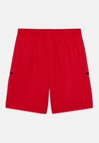 Raudoni sportiniai šortai su elastine juosta juosmens srityje ir juodu apvadu šoninėse panelėse, išdėlioti ant balto fono.