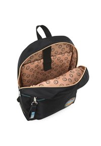 Mochila de tela negra con cierre de cremallera, que presenta un interior en tono marrón claro decorado con patrones de caras sonrientes repetidos y un parche circular con logo.