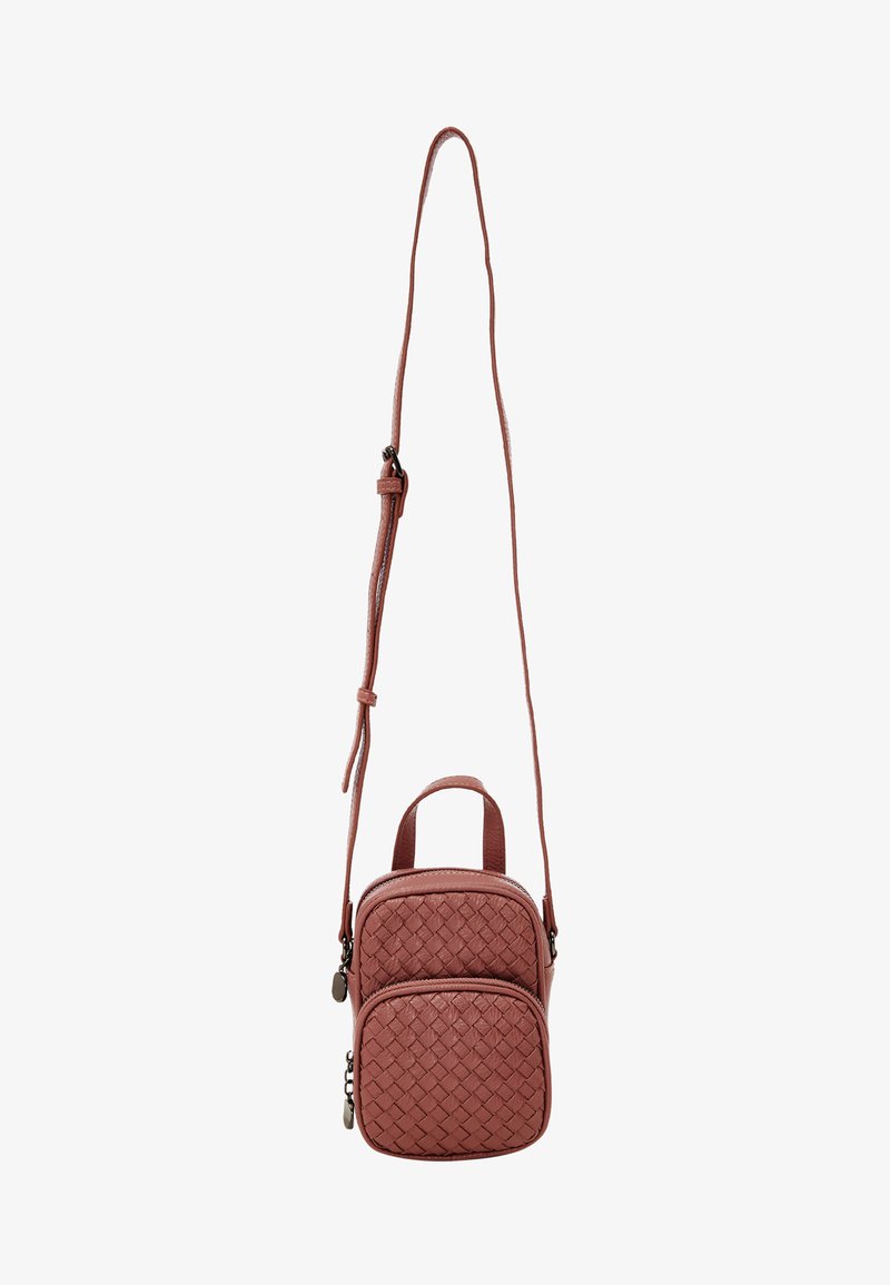 Borsa a tracolla in pelle rosa tessuta e testurizzata, con due scomparti con zip, manico corto e tracolla regolabile. Presenta un design minimalista.