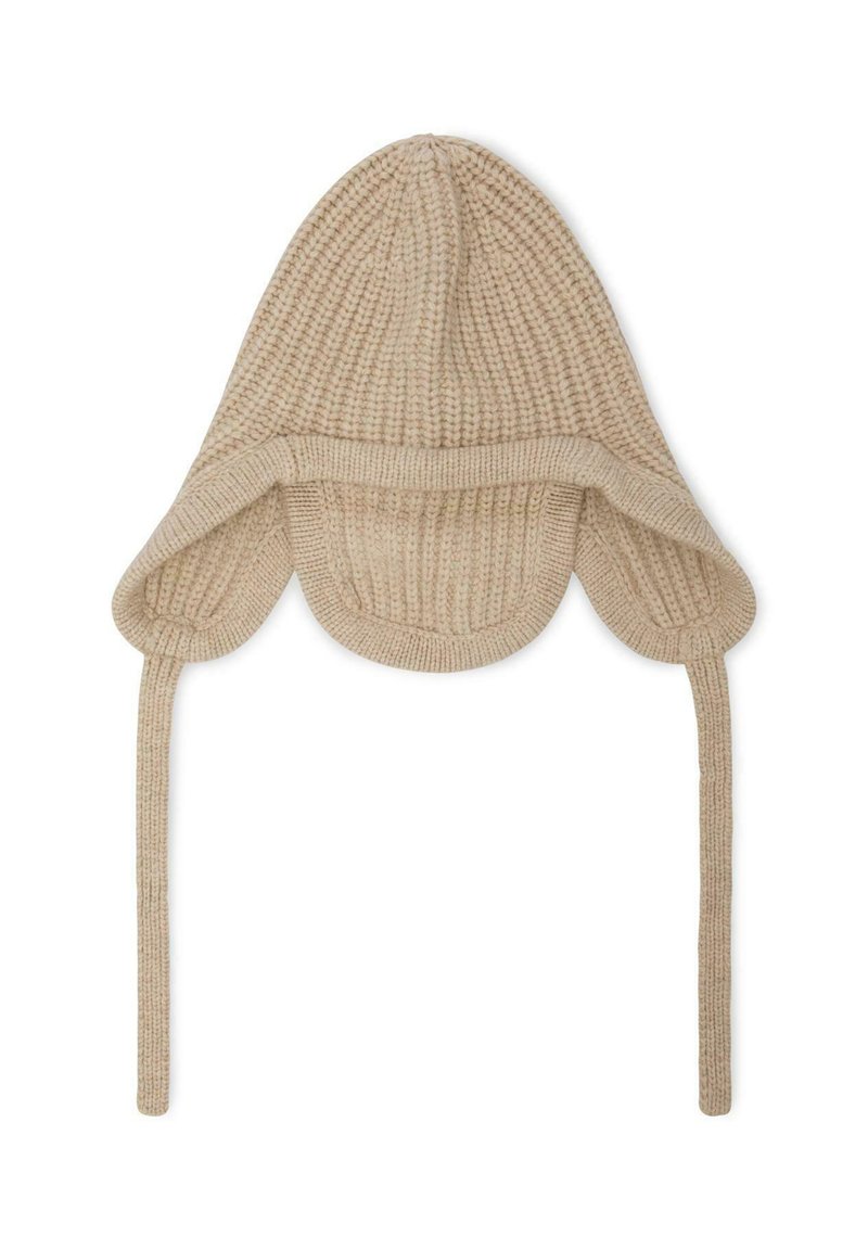 Beżowa dziana czapka z spiczastym szczytem, uszami oraz długimi sznurkami. Charakteryzuje się ryflowanym wzorem i subtelnym deseniem w całej powierzchni.