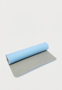 Χαλάκι γιόγκα με ανοιχτό μπλε, υφασμένη επιφάνεια, τυλιγμένο πάνω σε γκρι πίσω μέρος. Ομαλές άκρες και σχεδιασμός σε ρολό για εύκολη αποθήκευση.