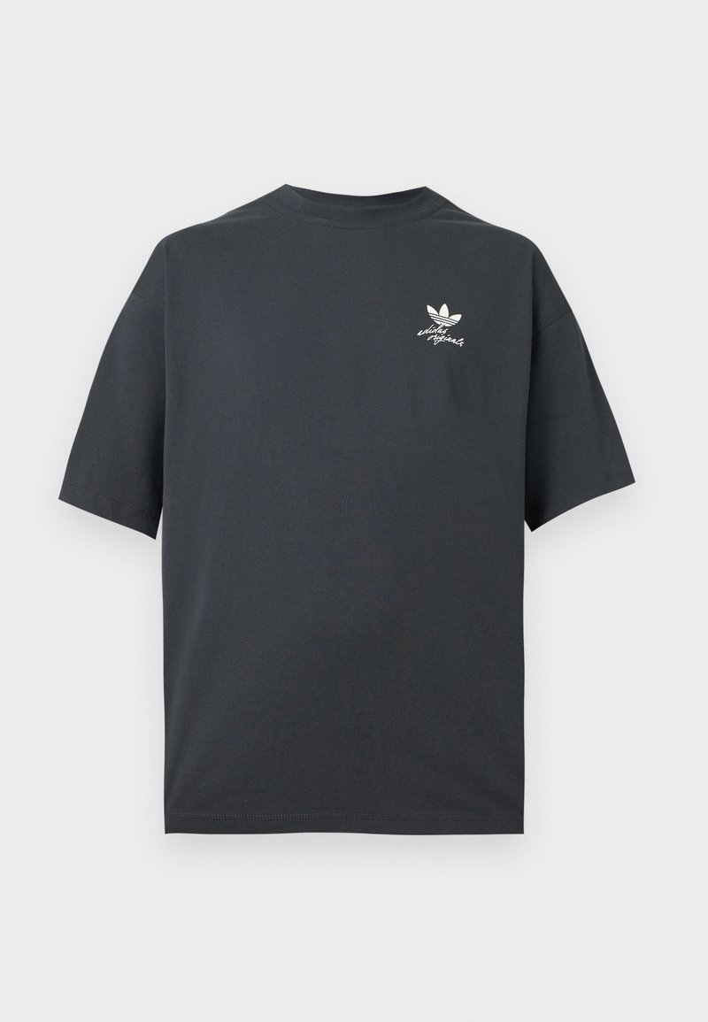 Schwarzes T-Shirt mit kurzen Ärmeln und kleinem weißem Adidas Originals Logo sowie Schriftzug auf der oberen linken Brust.