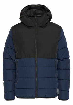 Chaqueta acolchada con la parte superior negra y la sección inferior en azul marino. Cuenta con una capucha, cierre de cremallera y dos bolsillos laterales. Textura suave y detalles de costura.