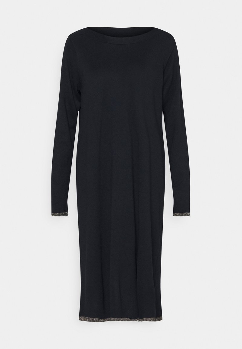 Robe midi noire à manches longues avec encolure ronde et un subtil liseré argenté aux poignets et à l'ourlet, sur un fond clair uni.