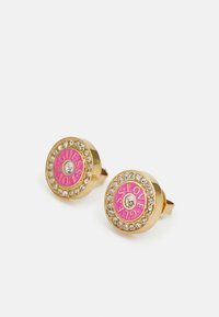 Orecchini dorati con un design rotondo e un centro in smalto rosa, impressi con "GUESS" e "LOVE", circondati da brillanti strass.