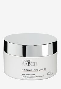 Weißes Gefäß mit einer glatten, runden Form und einem reflektierenden silbernen Deckel. Das Etikett lautet "DOCTOR BABOR REFINE CELLULAR AHA PEEL PADS" und gibt pH 3,7 und AHA 5,1 % an.