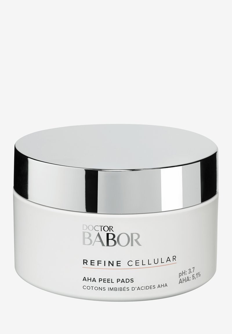 Weißes Gefäß mit einer glatten, runden Form und einem reflektierenden silbernen Deckel. Das Etikett lautet "DOCTOR BABOR REFINE CELLULAR AHA PEEL PADS" und gibt pH 3,7 und AHA 5,1 % an.