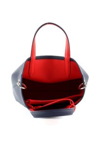 Sac à main bleu marine avec un extérieur texturé et un intérieur rouge. Équipé de deux poignées robustes et d'un compartiment zippé. Accents en métal argenté.