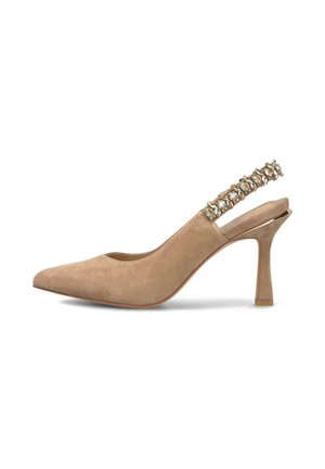 Zapato de tacón slingback de ante beige con punta afilada, adornado con una correa de joyas en el talón y un tacón delgado tipo stiletto.