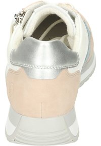 Zapatillas deportivas con una combinación de parte superior sintética blanca, acentos de ante rosa, un taco plateado y una suela de goma texturizada en gris.