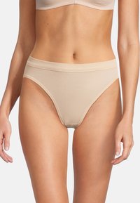 Mutande hipster beige in tessuto liscio e elasticizzato, con una fascia larga in vita e cuciture minime per un fit confortevole.