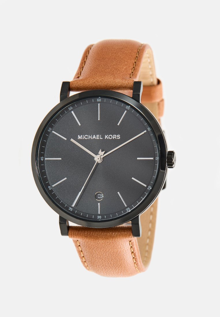 Zwarte roestvrijstalen horloge met een grijze wijzerplaat, zilveren uurmarkers en een tan leren band met een gladde textuur en stiksels.