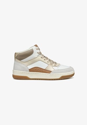 Sneakers high-top in pelle bianca con scamosciato beige e accenti metallici. Presentano pannelli texturizzati e una soletta in gomma color caramello.