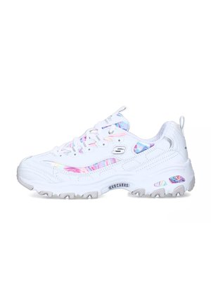 Baskets de sport blanches en cuir texturé, avec des accents irisés, des lacets bien visibles et une semelle épaisse et à motifs portant la marque "SKECHERS".