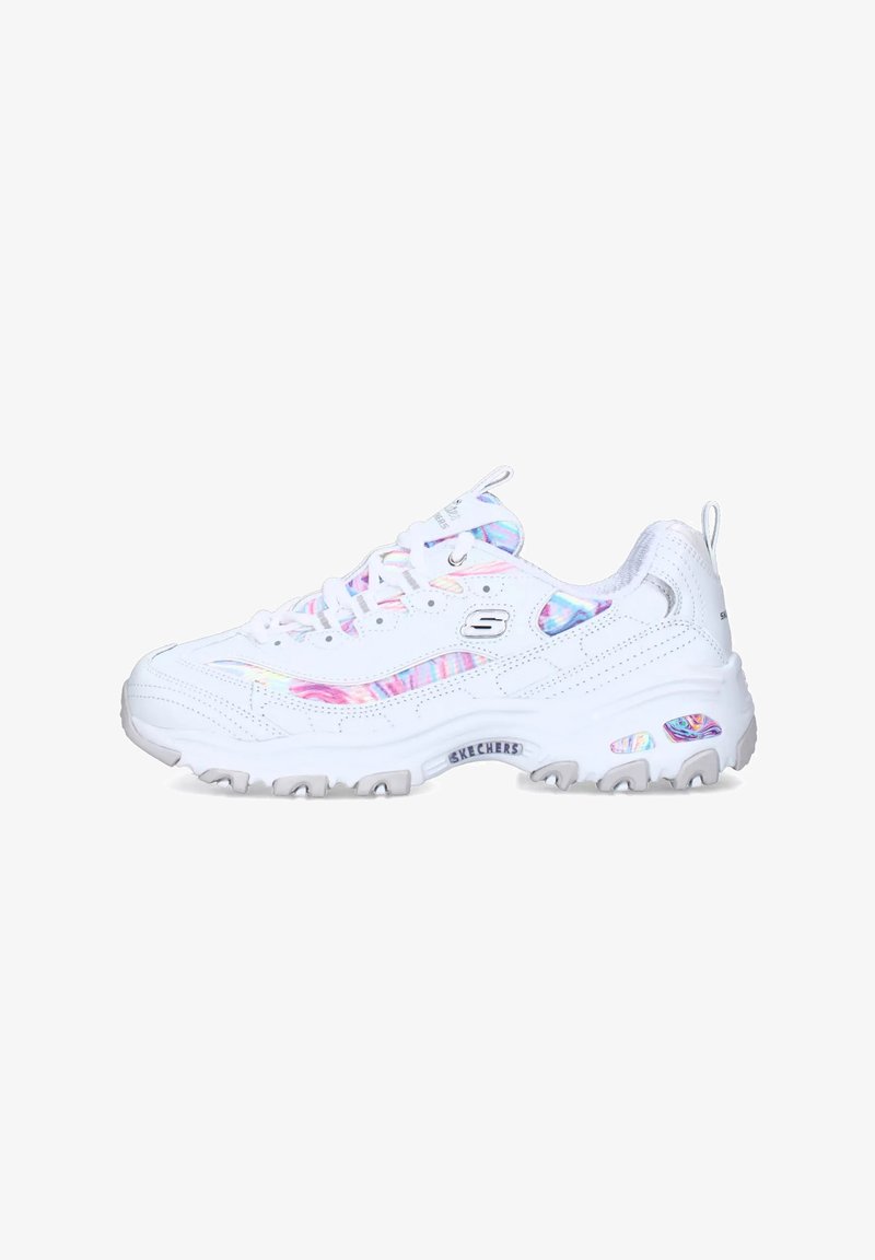 Sneaker atletico bianco con pelle testurizzata, accenti iridescenti, scollo prominente e una suola spessa e decorata con il marchio "SKECHERS".
