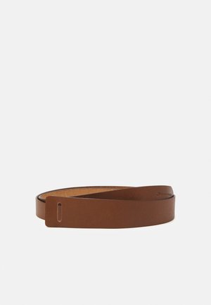 Bruine leren riem zonder gesp, met een enkele gleuf vlak bij één uiteinde, plat gelegd op een effen lichte achtergrond.