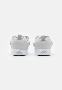 Graue Wildleder- und Netzsneaker mit weißen Gummisohlen, ausgestattet mit einer hinteren Zuglasche und dem "Vans Off the Wall" Logo an der Ferse.