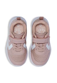 Zapatillas deportivas rosas con parte superior de malla, acentos blancos y una tira de velcro. Punta redondeada y collar acolchado para mayor comodidad y soporte.