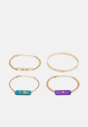 Quatro pulseiras: três em ouro com acentos de esmalte colorido (verde-água, roxo, rosa) e uma pulseira bangle em ouro. Apresentam designs geométricos e celestiais.