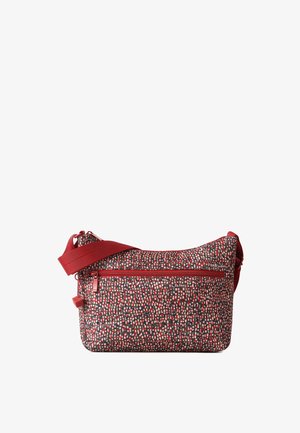 Rektangulær crossbodytaske med rød, hvid og sort pixeleret mønster, rød lynlåslomme og bred justerbar rød rem.