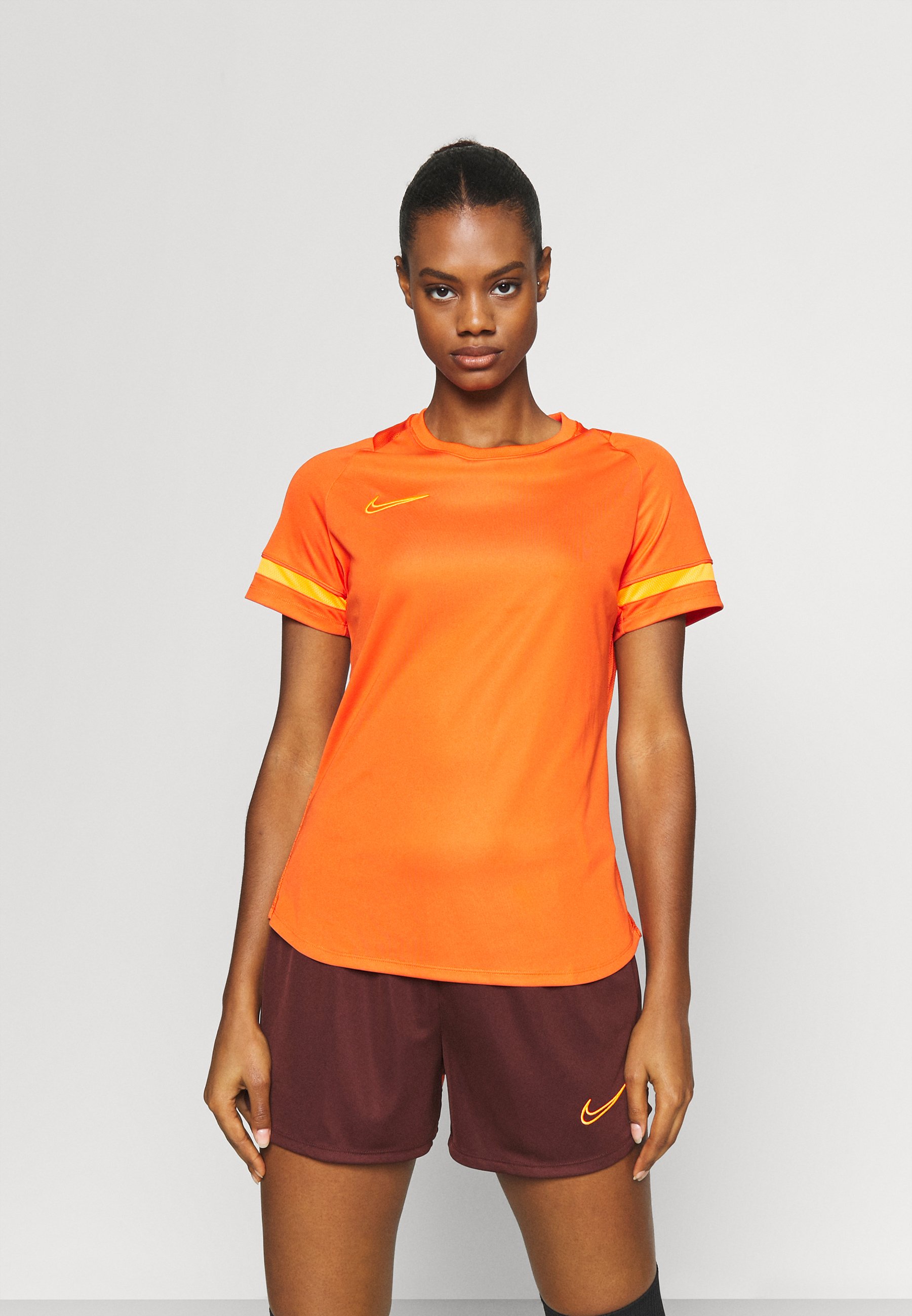 Nike Performance ACADEMY21 - T-shirt con stampa - orange/total orange/arancione