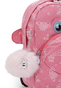 Lyserød rygsæk til børn med hvide blomster mønstre, plastisk øje detalje, lynlås og en fluffy lyserød pom-pom nøglering vedhæftet.