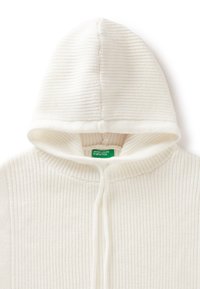 Biała bluza z kapturem o prążkowanej strukturze, z detalem sznurkowym i zieloną metką marki wewnątrz dekoltu. Miękka tkanina, casualowy design.