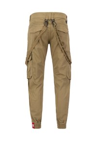 Khaki cargo nohavice s elastickými manžetami, posiate viacerými vreckami, s okom na pripevnenie a dekoratívnym popruhom s textom "FRAGILE BEFORE FLIGHT".