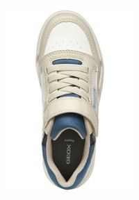 Sneaker Geox crema e blu con tomaia in pelle texturizzata e mesh, chiusura con lacci e interno imbottito, con logo sulla suola.