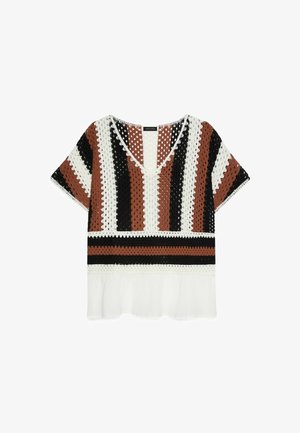 Top crochet à manches courtes avec décolleté en V, motif rayé marron, noir et blanc, et un ourlet en tissu blanc à volants.
