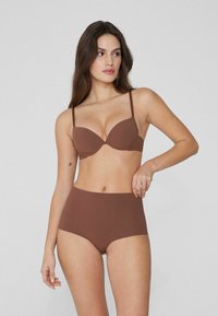 Bruine bh met voorgevormde cups en dunne bandjes, gecombineerd met hoge bruine slipjes. Gladde textuur, minimalistisch ontwerp.