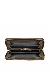 Portafoglio marrone con texture e chiusura con cerniera. L'interno presenta più scomparti per carte, un comparto per monete con cerniera e foderato in tessuto.