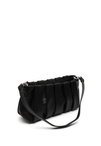 Borsa a mano in pelle nera con design plissettato, forma curva, chiusura con zip e una sola tracolla. Texture liscia con una leggera lucentezza.