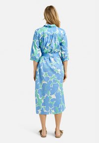 Midikleid mit floralem Druck in Hellblau, Grün und Weiß. Mit Kragen, Dreiviertelärmeln und Taillenzug. Glatte Stofftextur.