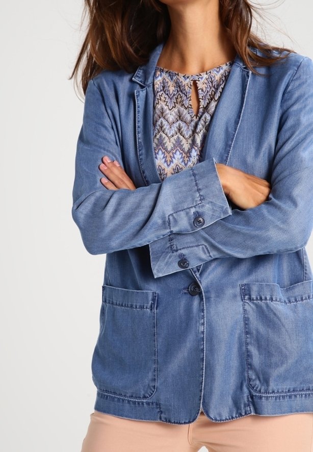 Niebieski blazer z denimu o luźnym kroju, z zapięciem na guziki i dwoma przednimi kieszeniami. Posiada klapowe wykończenie i gładką teksturę.