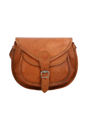 Borsa a tracolla in pelle marrone con patta frontale, cinturino con fibbia e cuciture dettagliate su sfondo bianco.