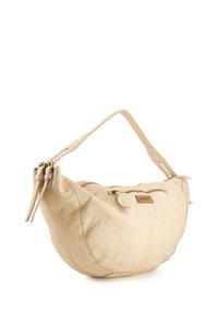 Beige leren hobo bag met een gebogen vorm, ritszak en een enkele schouderband. Heeft een gestructureerde afwerking en een klein merklabel.