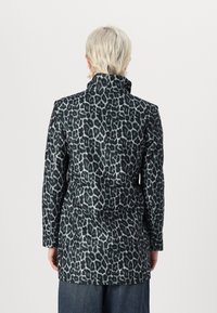 Cappotto con stampa leopardata in grigio scuro e nero, caratterizzato da un alto colletto e maniche lunghe, con una silhouette aderente e una texture liscia.