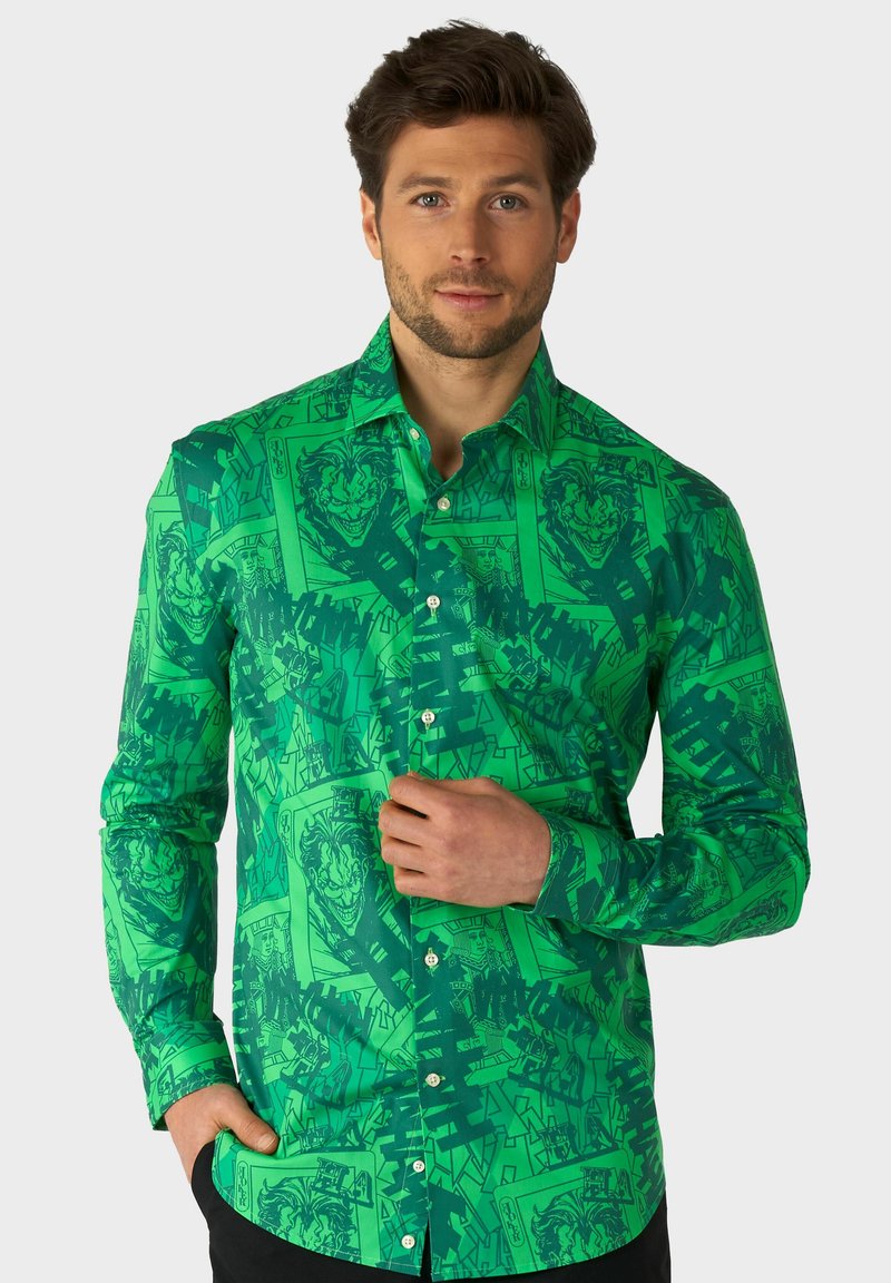 Zelená košeľa na gombíky s komplikovanou potlačou v komiksovom štýle, obsahujúcou postavy, dlhé rukávy a klasický golier.