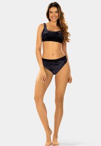 Czarny bikini z weluru z wypełnionym topem z szerokimi ramiączkami i dopasowanymi wysokimi majtkami. Miękka tekstura i gładkie wykończenie na całej powierzchni.