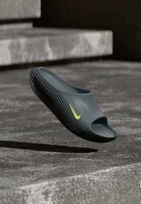 Επιλέχθηκε, cool grey/volt/black