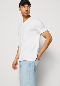 Esprit V-NECK REGULAR FIT - T-shirt basique - white
