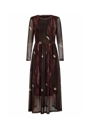 Robe longue à manches longues en tissu transparent marron foncé avec un motif abstrait tie-dye et une taille froncée, s'étendant jusqu'au milieu du mollet.